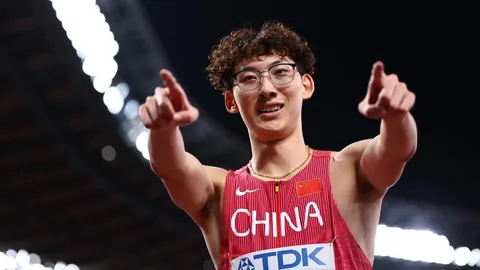 新春商贸盛况空前，供需两旺，业态革新升级。