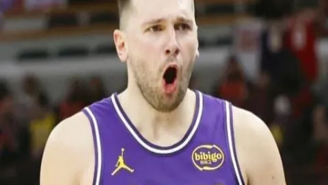 浙江啦啦队再现李羲承经典风采，惊艳亮相，引领风尚巅峰！